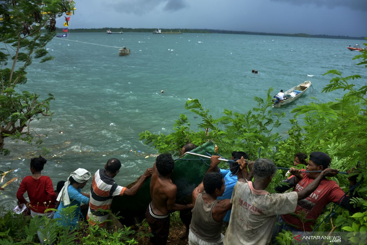 Gelombang diprakirakan setinggi 6 meter menghampiri perairan Maluku, patuhi peringatan dini