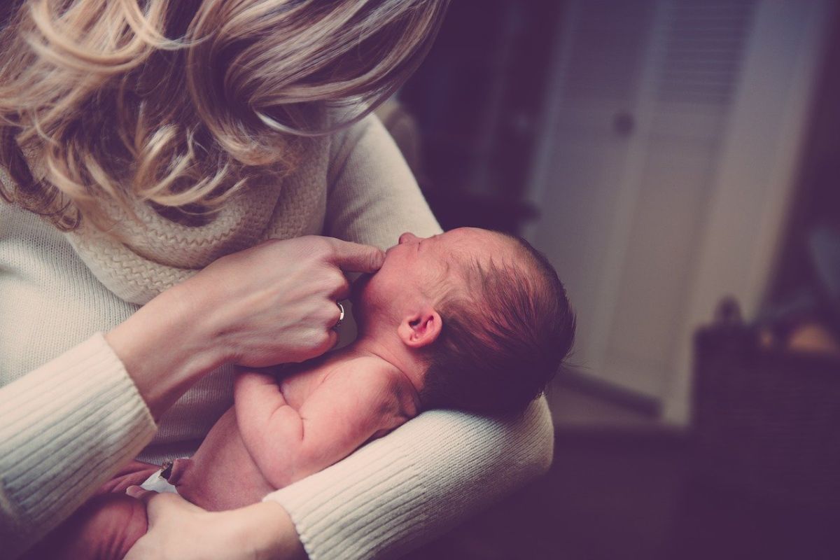 Sentuhan lembut berdampak baik pada otak dan emosi bayi