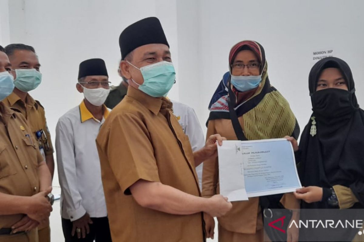 Peringati HUT Ke-49, KORPRI Padang Pariaman serahkan beasiswa berprestasi