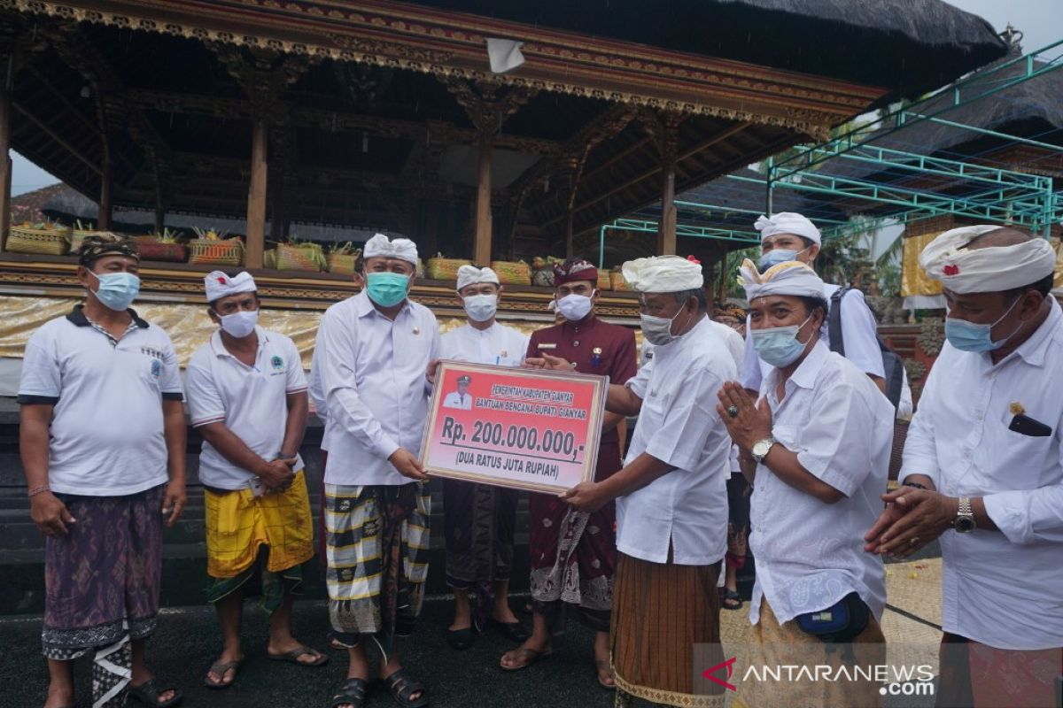 Bupati Gianyar bantu dana untuk pura terkena bencana