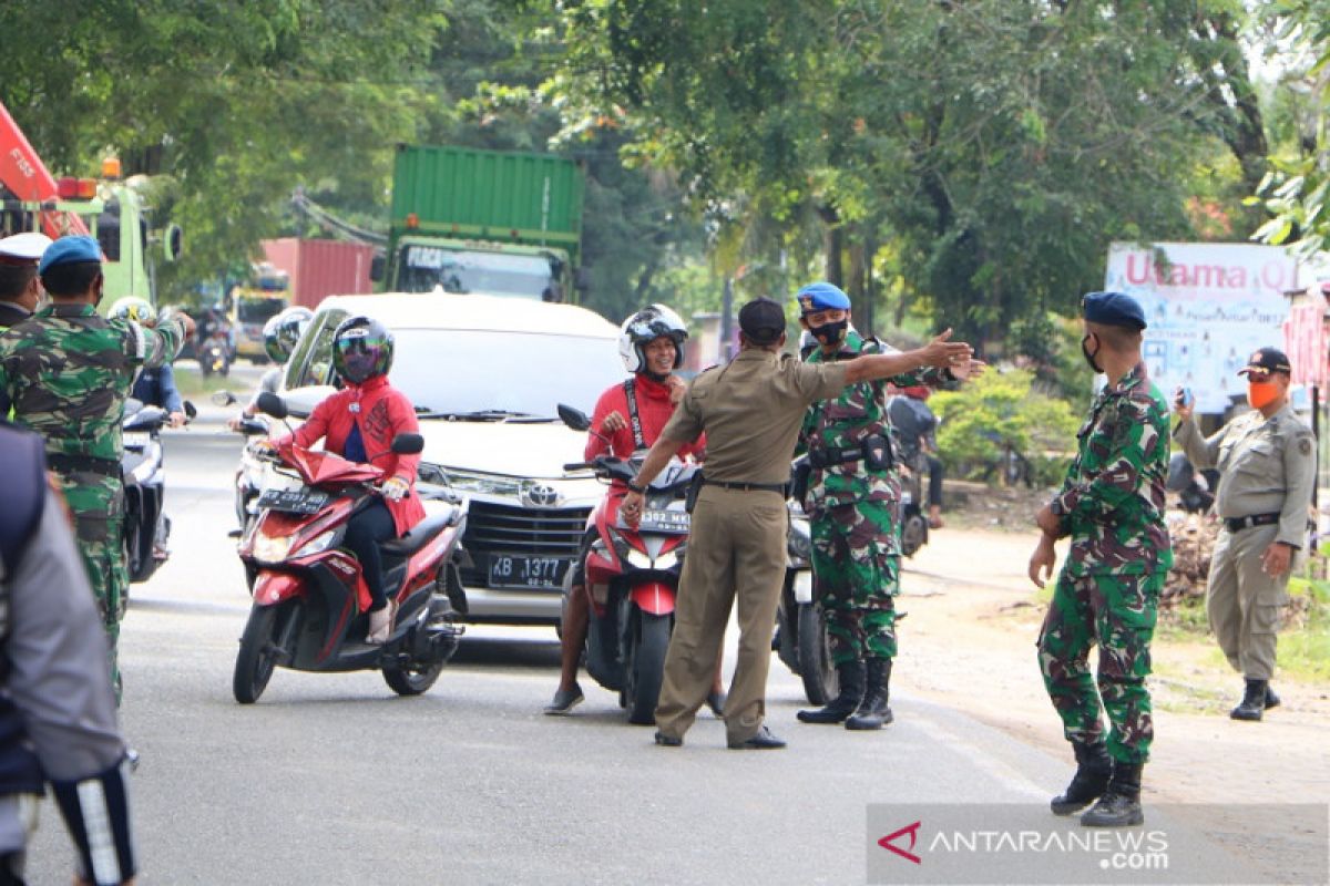 Lanud Supadio - Satgas COVID-19 Kubu Raya gelar razia penggunaan masker