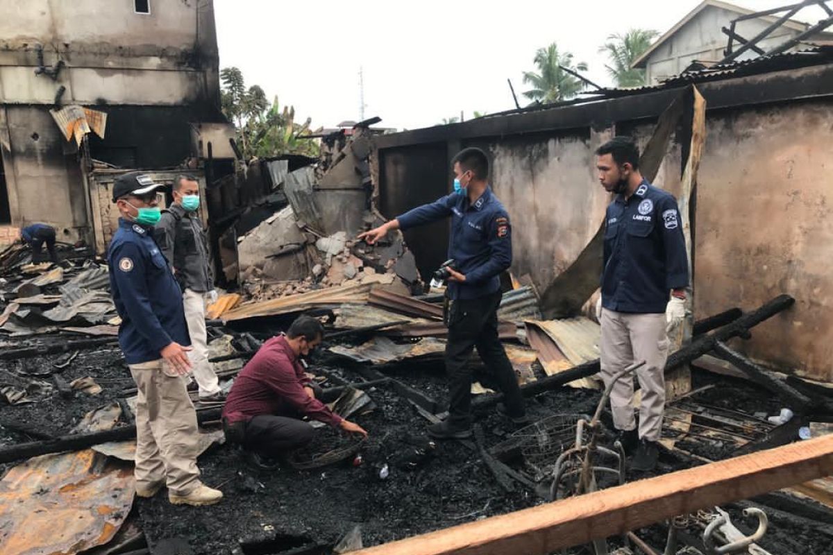 Olah TKP kebakaran penginapan Wisma Abu, Tim Labfor ambil sampel arang abu dan kabel listrik