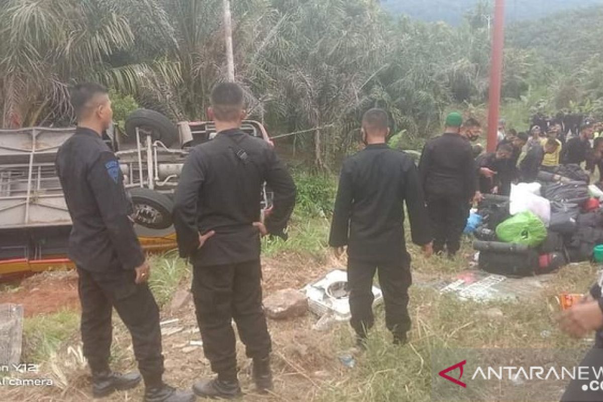 Bus mengangkut Brimob Polda Sumsel terbalik