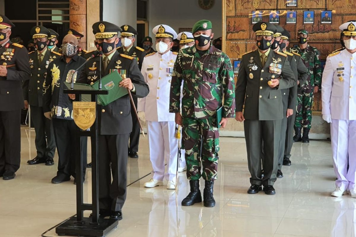 Pangdam XVII/Cenderawasih pimpin upacara pelepasan jenazah Wakasad Letjen TNI Herman Asaribab