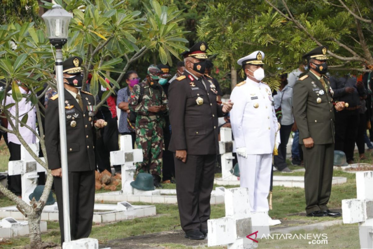 Kapolda Papua hadiri pemakaman jenazah Wakasad Letjen TNI Herman Asaribab
