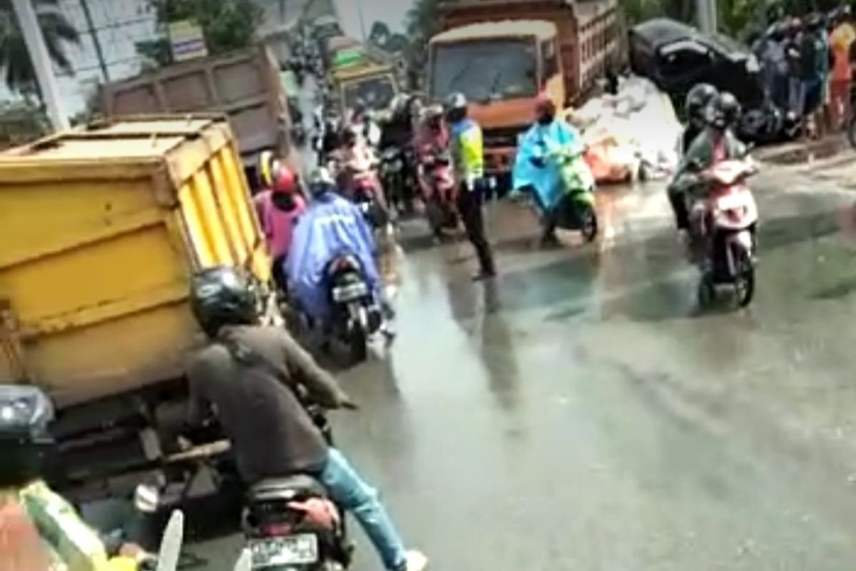 Terjadi tabrakan beruntun di dekat Jembatan Kapuas II