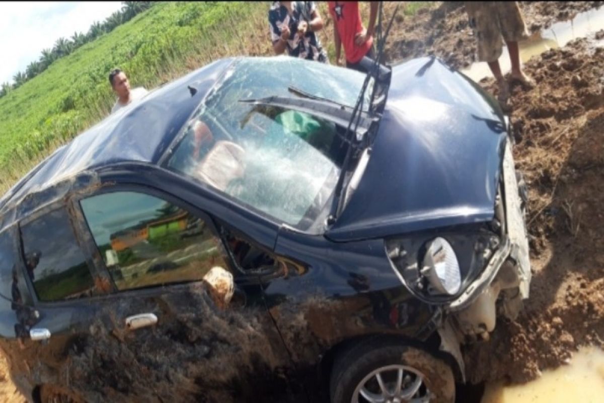 Mobil Jazz diseret kereta api di Tebing Tinggi