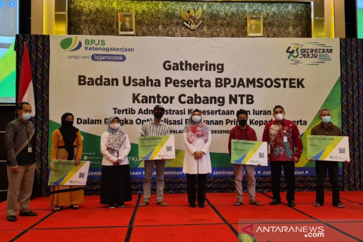 Wagub NTB serahkan 7.500 kartu BPJAMSOSTEK ke pekerja rentan