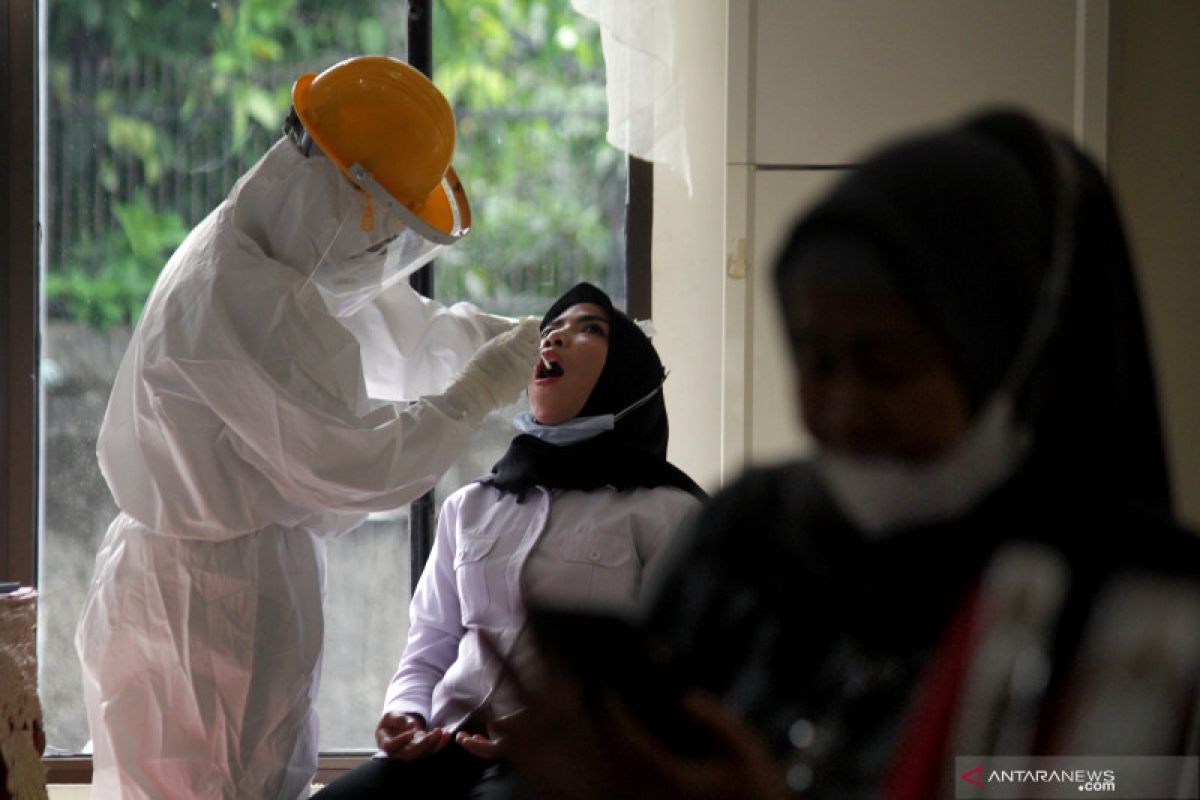 Benarkah berkumur air garam dan minyak kayu putih jadikan hasil tes usap negatif?