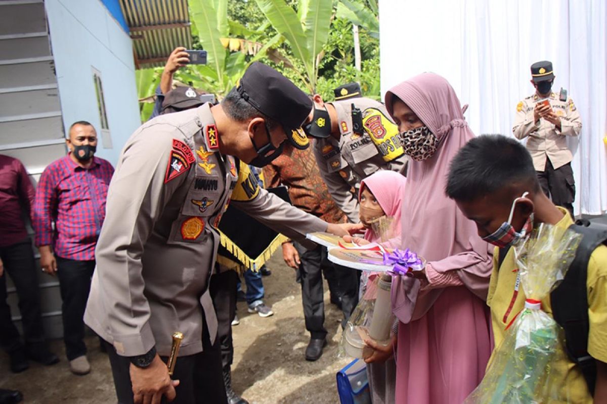 Kunjungi Pidie, Kapolda Aceh serahkan rumah dhuafa