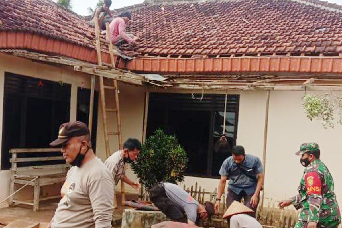 Warga Sukadana Selatan perbaiki rumah yang diterjang puting beliung