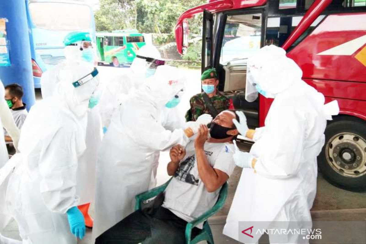 Pengemudi bus di Terminal Penggung Boyolali jalani tes usap COVID-19