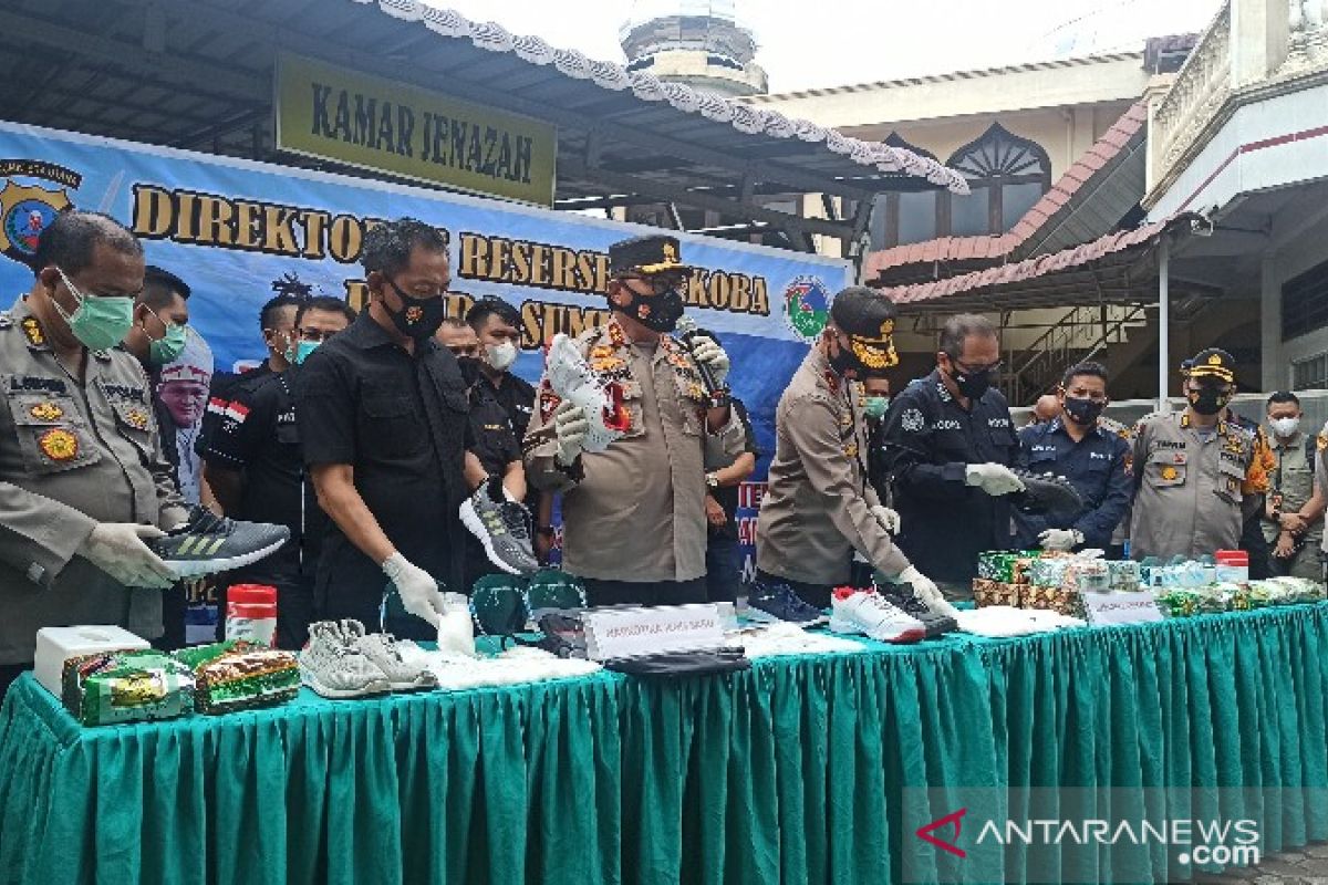 Polda Sumut ungkap jaringan narkoba modus disembunyikan dalam sepatu, 11 tersangka diamankan