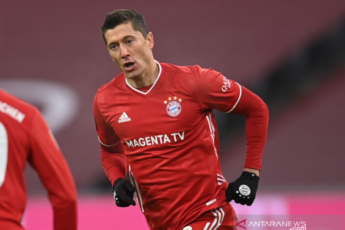 Robert Lewandowski menjadi pemain non-Jerman tembus 250 gol di Bundesliga