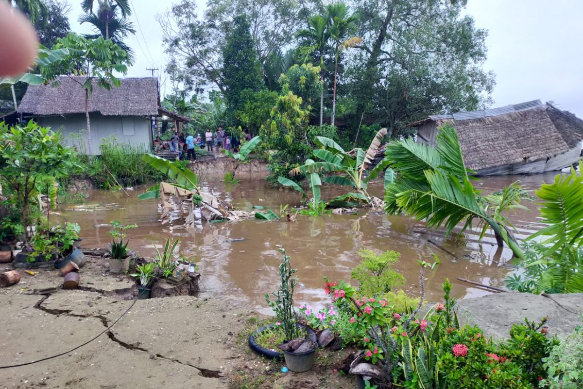 Dua rumah di Tempuling Inhil hanyut ke sungai