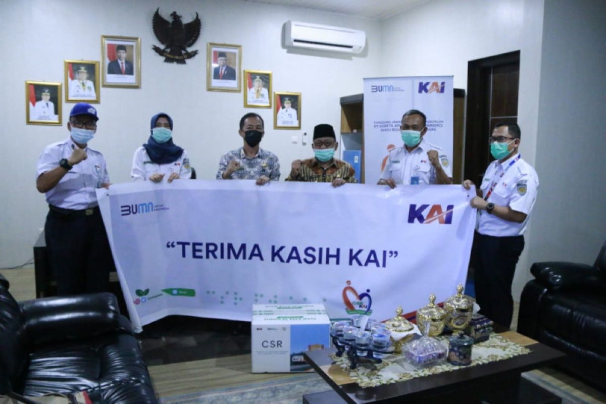 KAI Divre III salurkan CSR, berikan ribuan masker ke warga Sumsel
