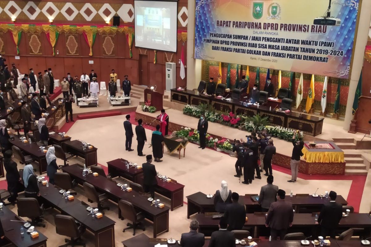 Resmi dilantik, Yulisman dan Agung Nugroho duduki kursi Pimpinan DPRD Riau