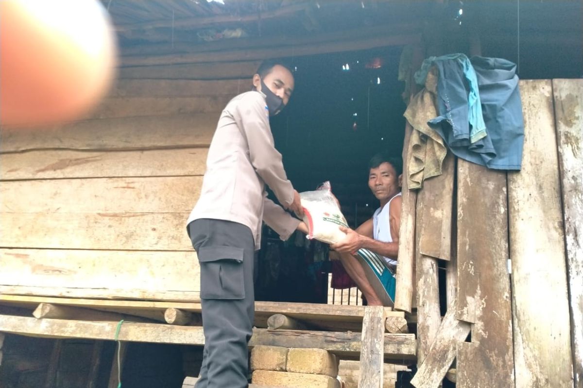 Polres Bangka Barat salurkan bantuan sembako
