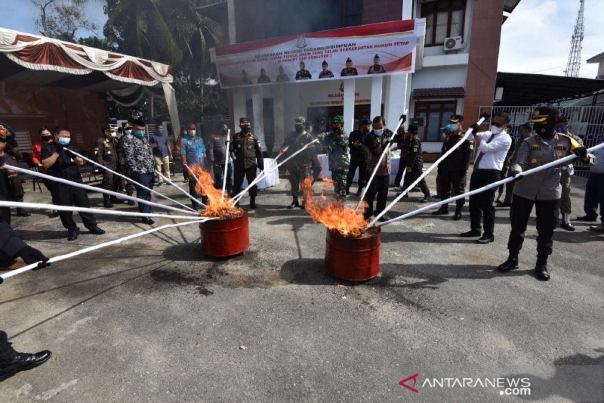 Kejari Padangsidimpuan musnahkan barang bukti kejahatan