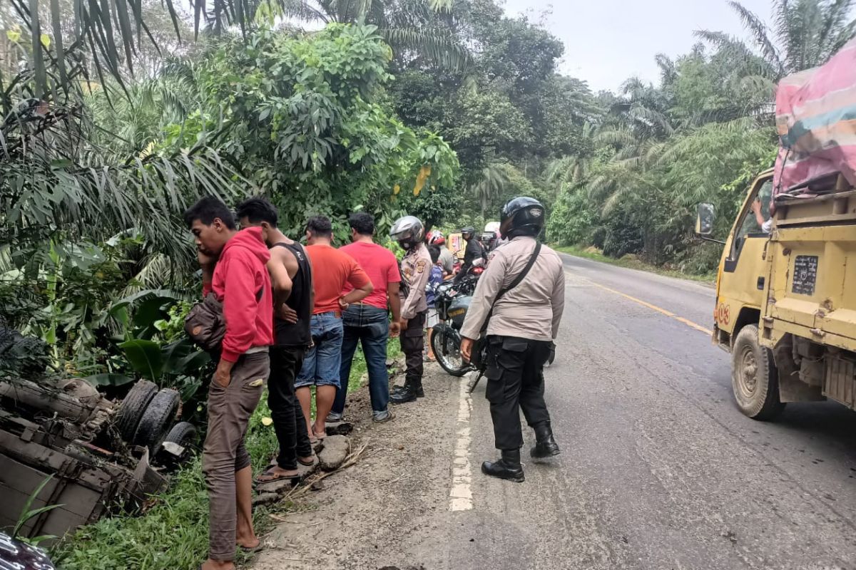 Tak kuat mendaki, truk muatan beras terbalik di Aceh Tamiang