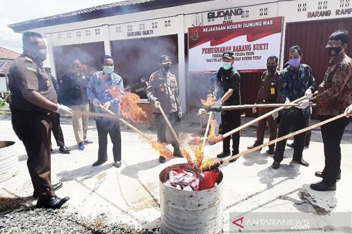 Kejaksaan Negeri Gunung Mas Kalteng musnahkan ratusan lembar uang palsu