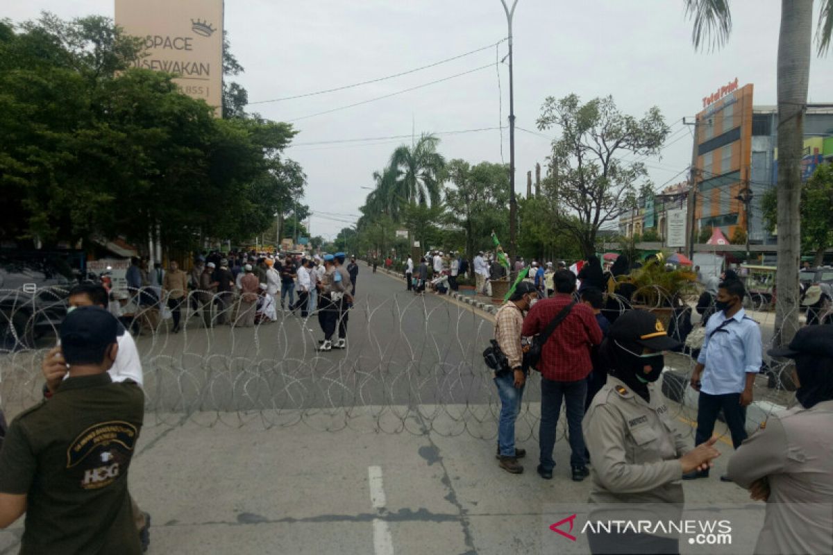 Polisi blokade jalan halau pendukung Habib rizieq
