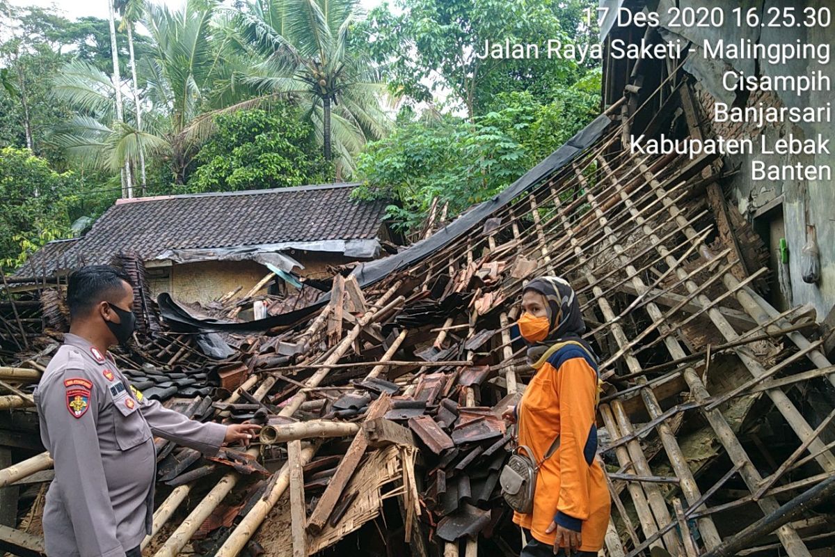 Diterjang angin puting beliung, 15 rumah di Lebak rusak