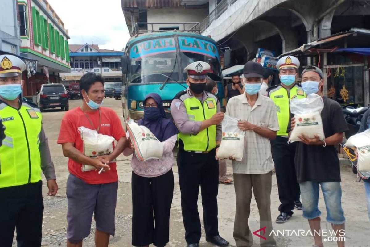 Polisi bagikan beras peduli masyarakat terdampak COVID-19 di Bengkayang