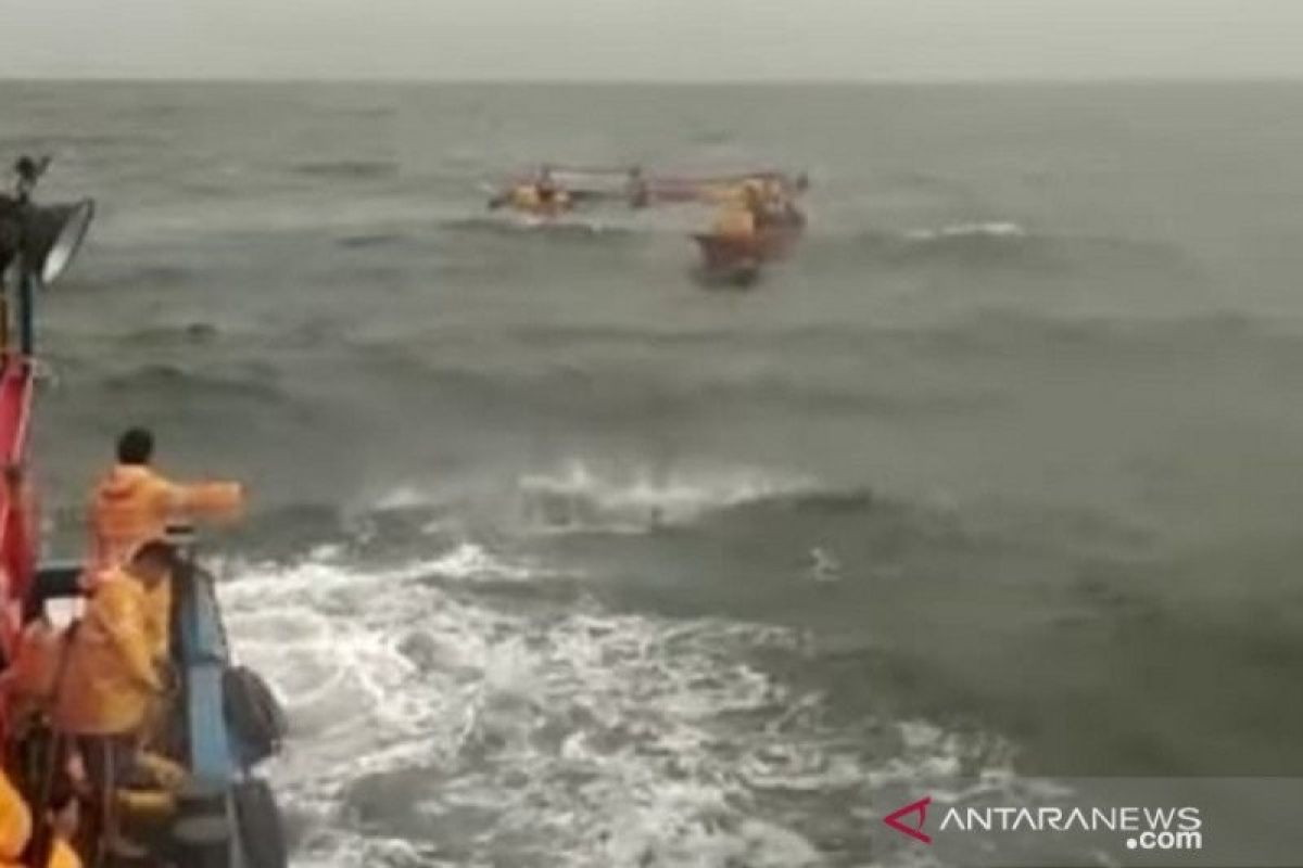 PT Timah lakukan evakuasi nelayan yang kapalnya tenggelam di Bangka
