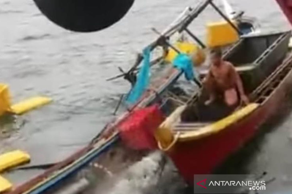 Kapal PT Timah Evakuasi Kapal Nelayan Terbalik