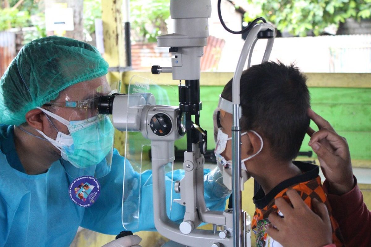 Dokter UI periksa mata gratis bagi anak di Kampung Kusta Sitanala, Banten