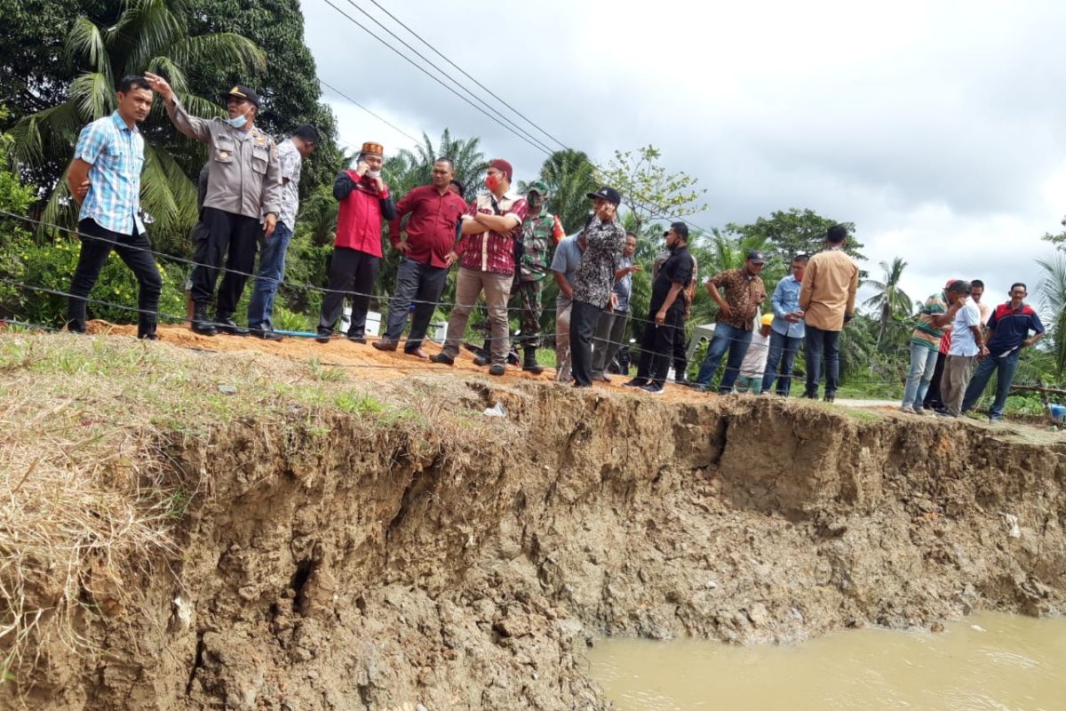 Abrasi ancam badan jalan kampung di Aceh Tamiang