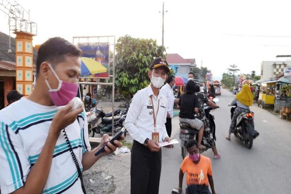 Camat Wampu Langkat bagikan masker  antisipasi penyebaran COVID-19