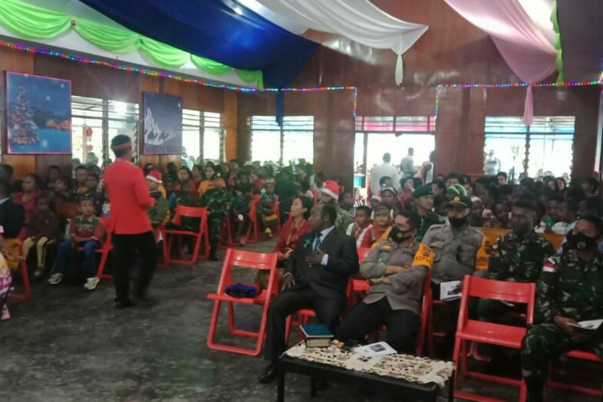 Satgas Yonif 432 bersama Polres Tolikara ibadah Natal bersama