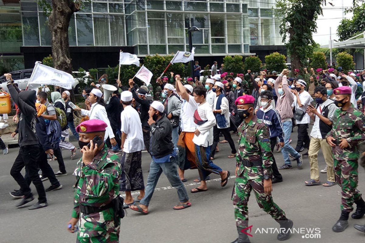 Petugas amankan 155 pengikut Rizieq Shihab