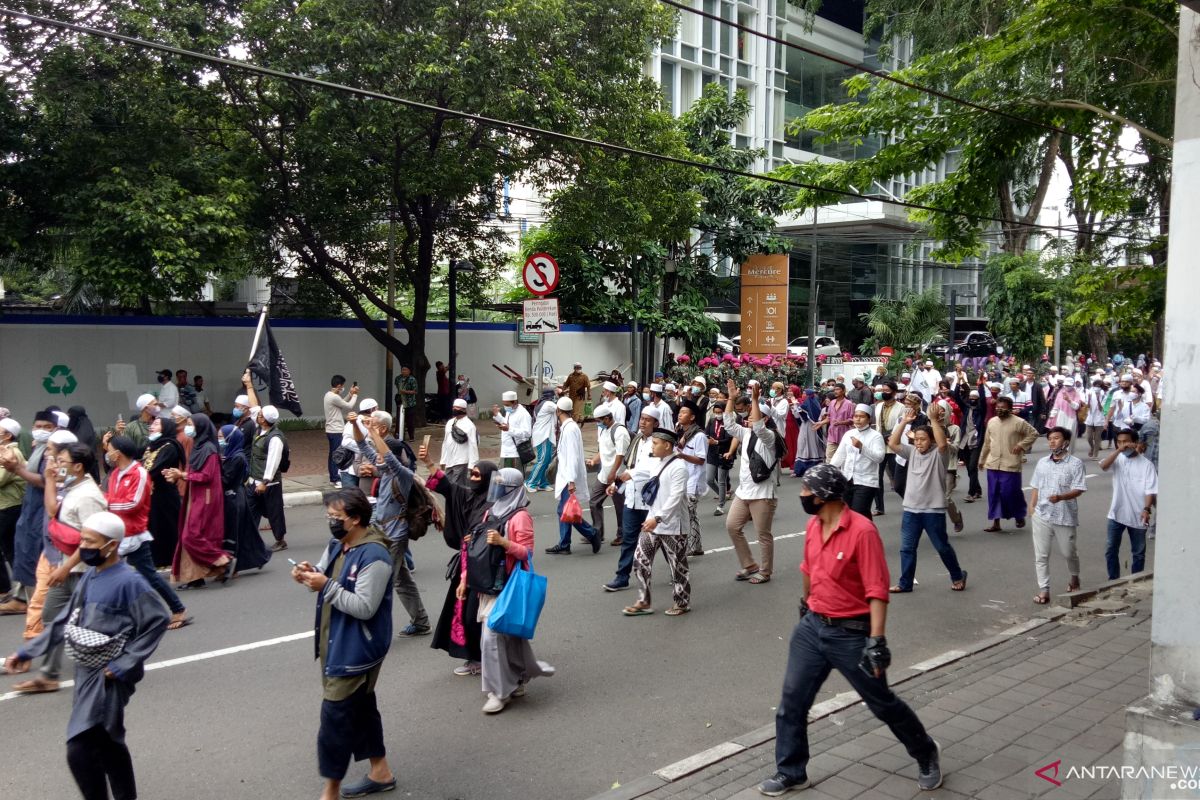 Reaktif, 28 pengikut Rizieq diangkut ke Wisma Atlet