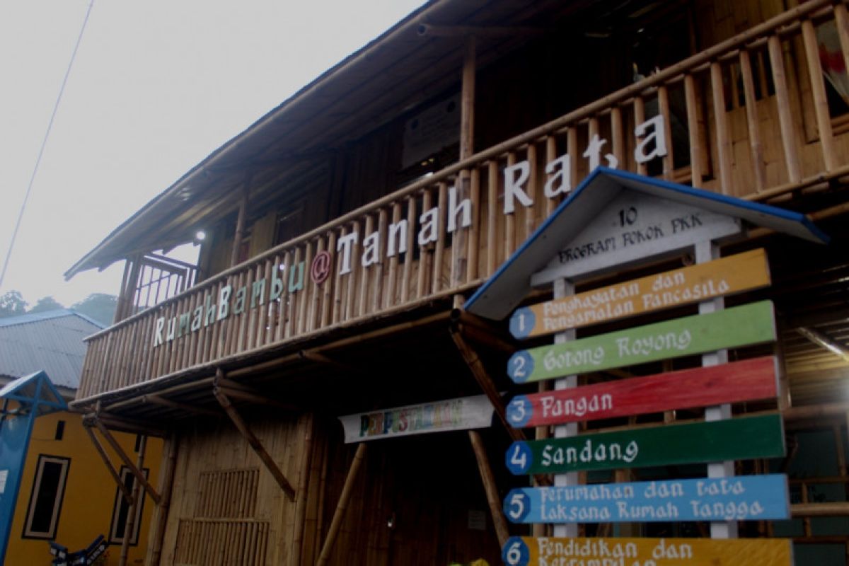 Rumah bambu Banda, strategi selamatkan pasir dan biota laut (Bagian-1)