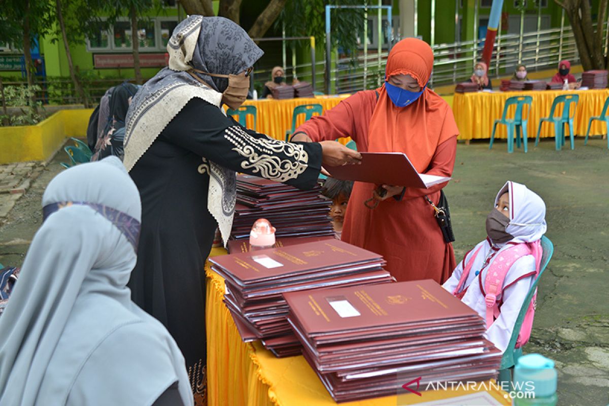 Pembagian rapor semester ganjil hasil belajar daring