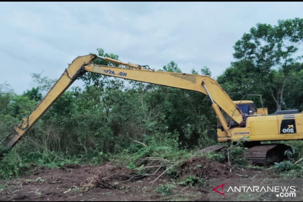 Bantu buka lahan kelompok tani, PT KTU Siak sediakan alat berat