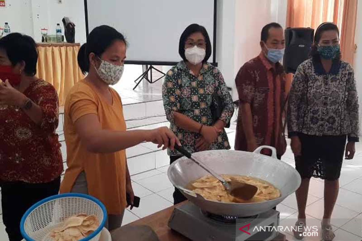 Wabup dorong wanita Gumas kembangkan usaha kue lokal