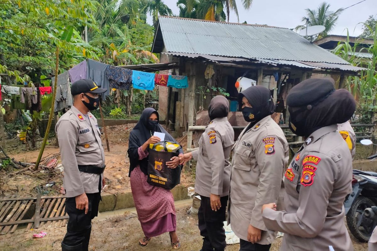 Polisi wanita salurkan bantuan untuk korban banjir di Aceh Utara