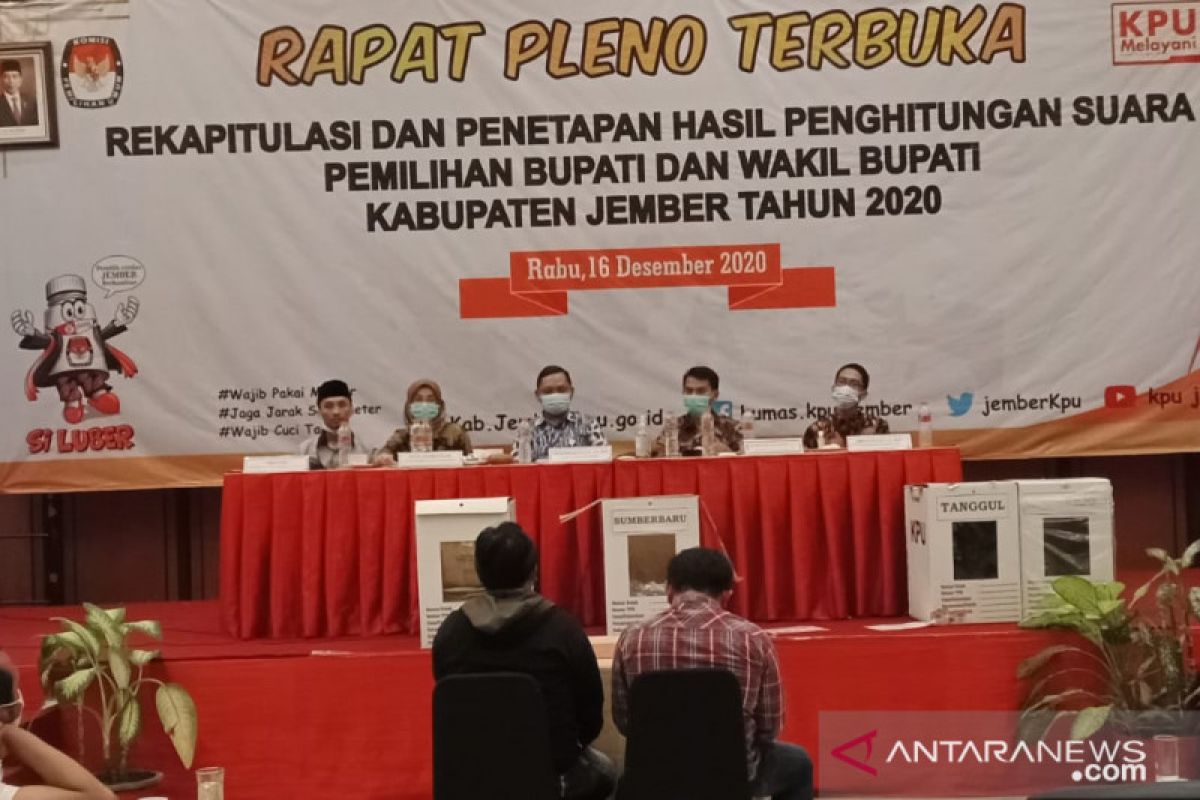 Saksi dua calon tolak tanda tangan penghitungan suara Pilkada Jember