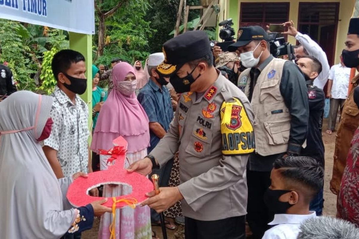 Kapolda Aceh serahkan tiga rumah untuk korban kebakaran di Aceh Timur