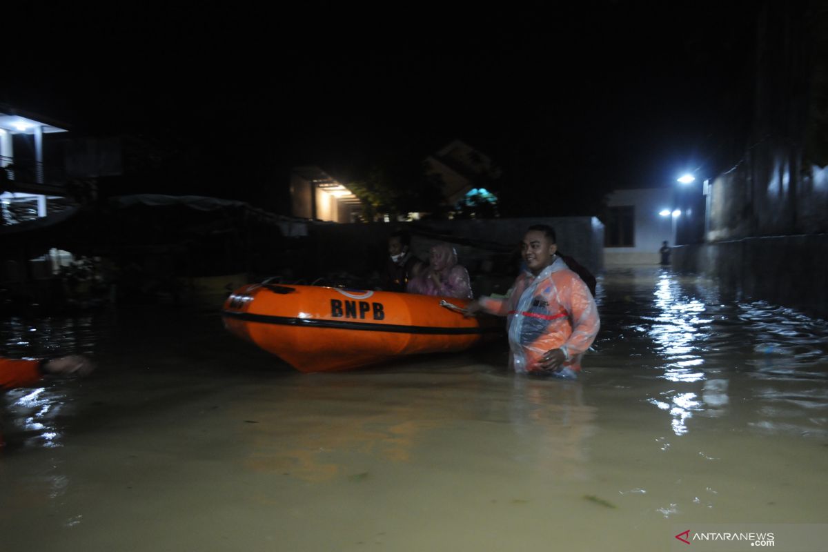 Five urban communities, three villages in E Java's Pamekasan flooded