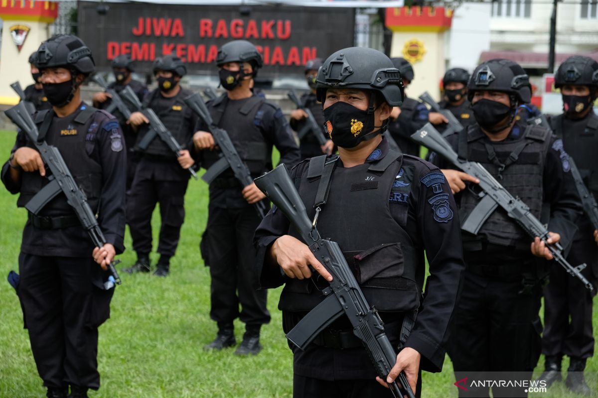 Polisi tangkap dua pria bersenjata tajam di Darmawangsa