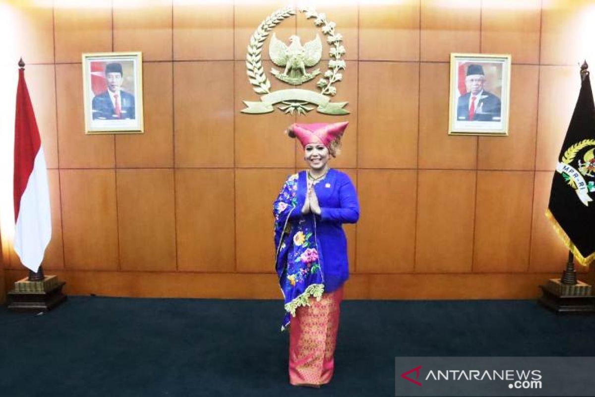 Dilantik jadi anggota MPR-RI, Rezka kenakan baju khas Minangkabau