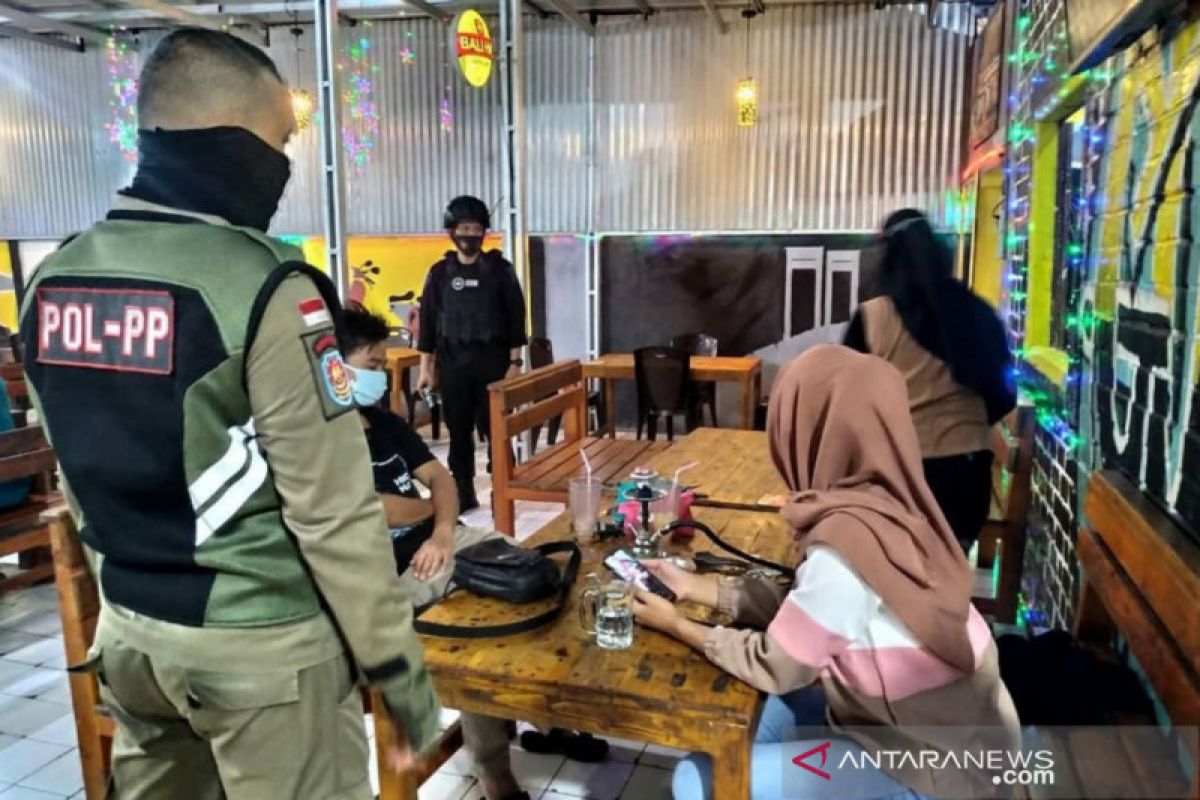 Kafe dan pasar di Palembang sasaran  utama razia protokol kesehatan