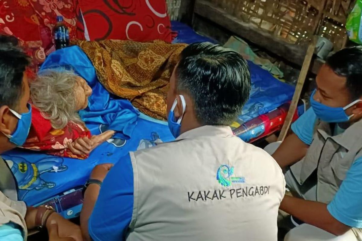 Sejumlah relawan bantu Mbah Karinah, penjual kacang dan lumpuh di Kediri