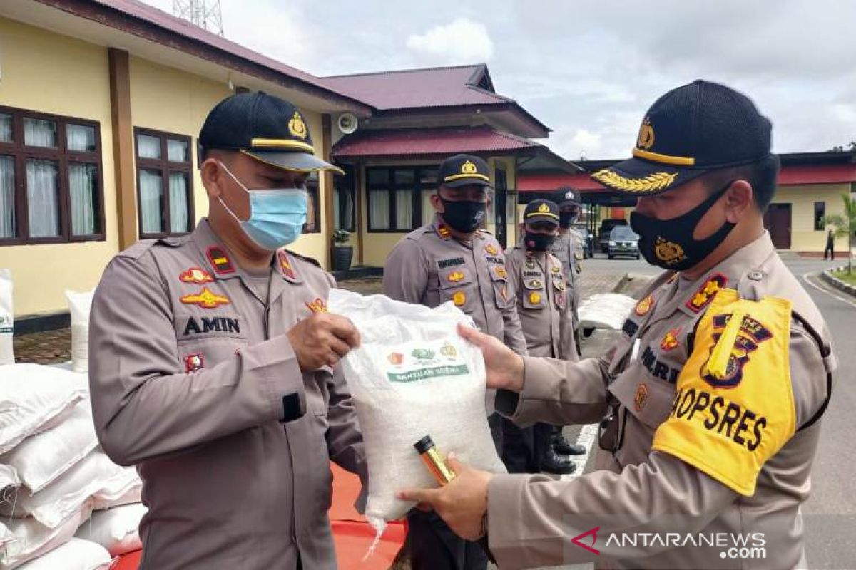 Polres Simeulue bagikan 4 ton beras bagi masyarakat terdampak COVID-19