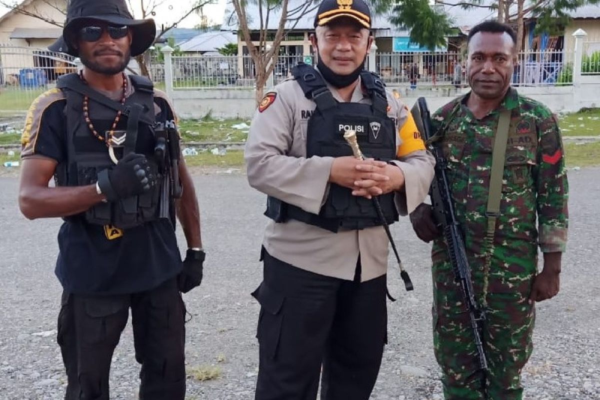 Rapat Pleno KPU Yalimo sempat ricuh, satu personel Polri terpanah